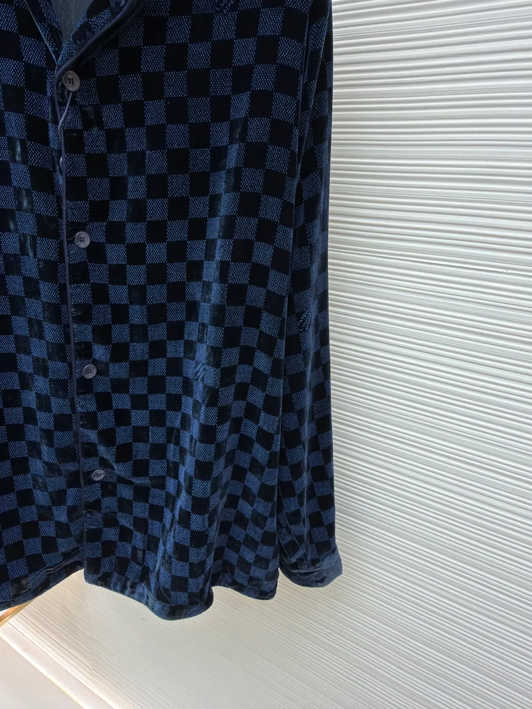 LOUIS VUITTON velvet checkerboard printed shirt ●Original version: purchased and developed for 17700 ●Item number: 1681273-B70 ●Fabric: rayon blended velvet fabric ●Technology: printing production ●Color: blue and black plaid ●Version: fitted version ●Weight: about 345 grams ●Size: XS-S-M-L ●Description: Made of nylon + rayon blended velvet fabric, scanned the Y pattern to make the pattern, using a mechanical mesh of 120 mesh, a large round mesh, the slurry is mixed with powder slurry + glue, and the finished cloth is washed in a rope shape to remove the surface prints The flower paste material and the flower position of the cutting pieces are cut with positioning flowers. All single pieces are cut from the rough pattern and manually re-arranged to correct the flower position. The door cuffs are made of rayon satin wrapped with a 0.1cm wide cotton core and are matched with hand-stitched hardware buttons with glossy finish. The overall routing is straight and delicate, the fabric is comfortable and soft, the color is consistent and there is no color difference, it can be matched with the same style to create a fashionable look, and can be used in various occasions, customized accessories, complete with three standards, the same style for men and women!